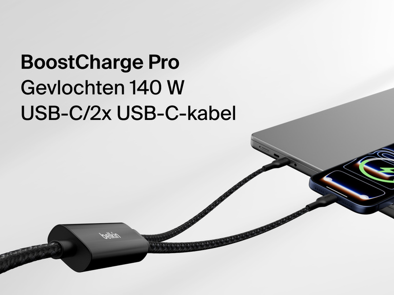 Afbeelding van een Belkin BoostCharge Pro gevlochten USB-C/2x USB-C-kabel die opladen met maximaal 140 W ondersteunt, en die een smartphone en laptop gelijktijdig oplaadt.